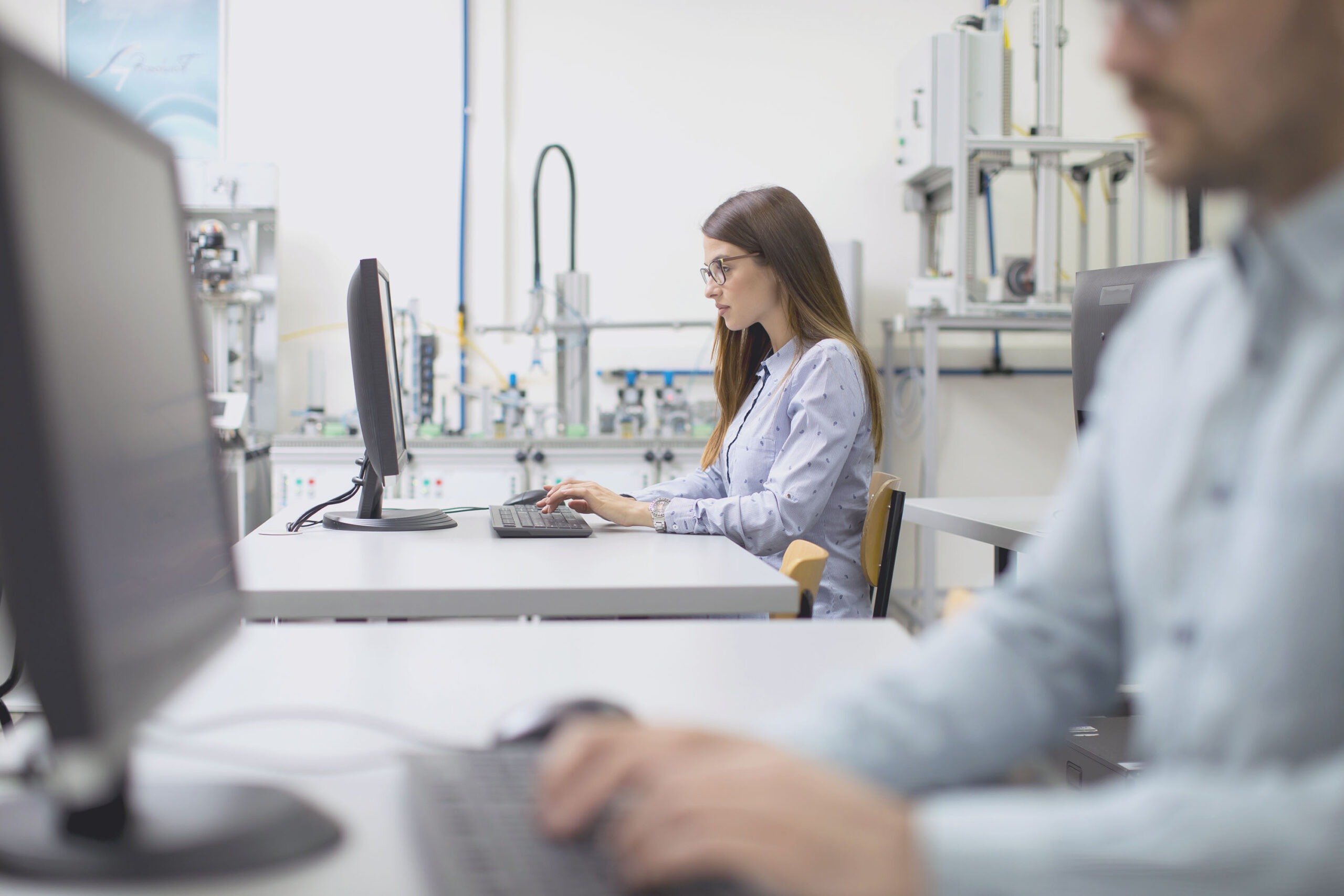 Pracownica laboratorium pracująca przy komputerze w nowoczesnym laboratorium medycznym